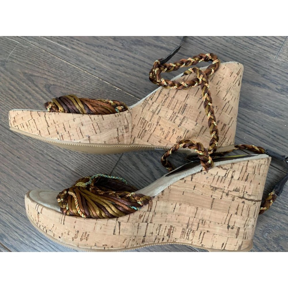 NWOB Two Lips Women's Hazel Gold Wedge Sandal Size 9